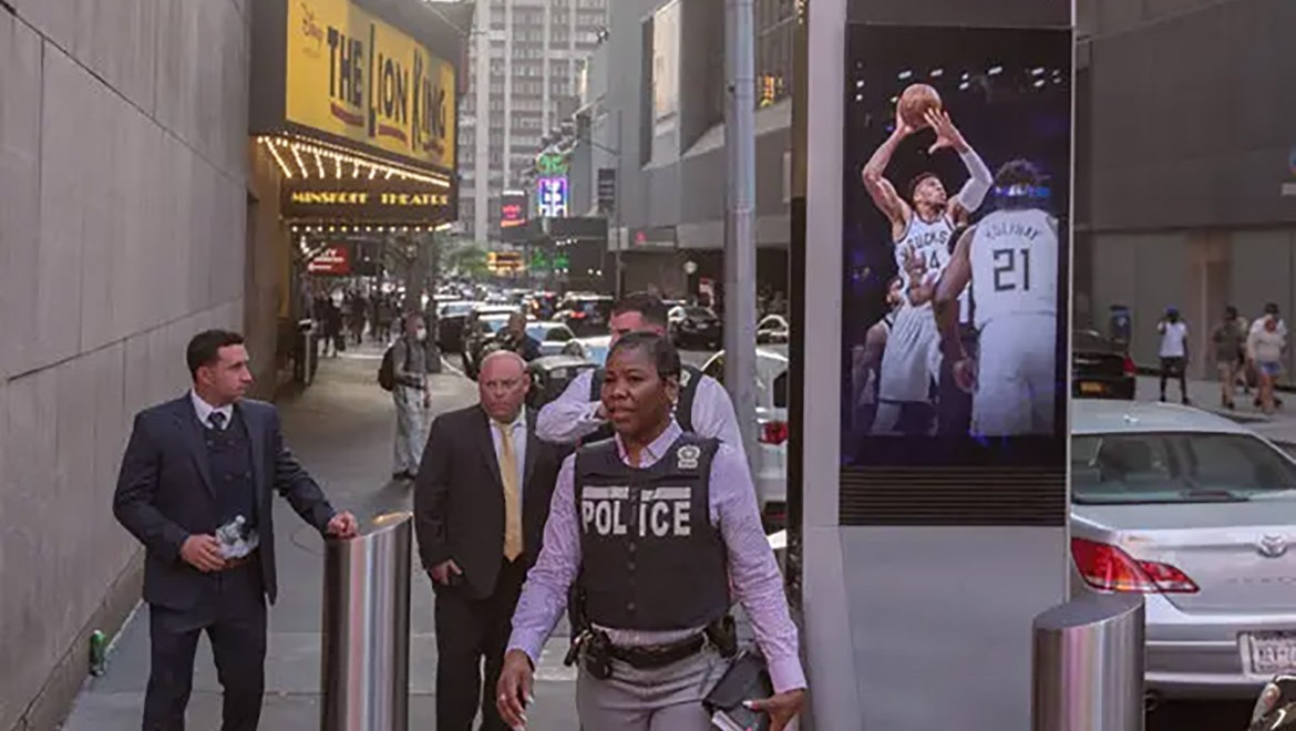 New York'un göbeğinde silah sesleri