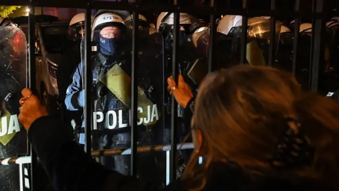 Polonya'da siyasi kriz: Polis, Anayasa Mahkemesi binasına girdi