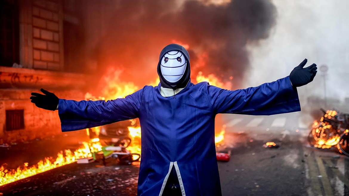 Dünya ayakta: 12 ülkede kim, neyi protesto ediyor?