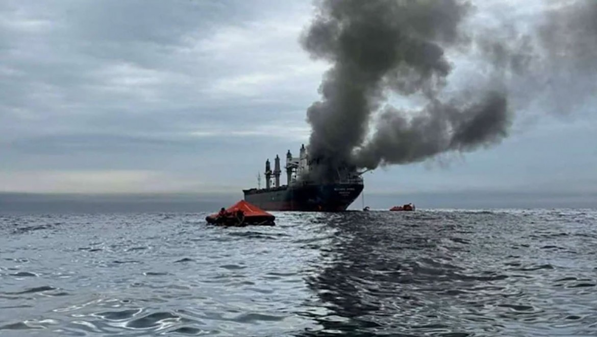 Hürmüz Boğazı'nda bir gemi türü belirsiz mühimmatla vuruldu