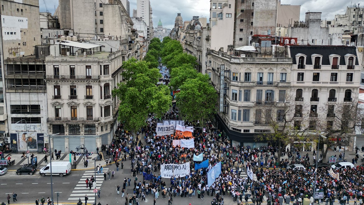 Arjantin'de hükümetin eğitimdeki bütçe kesintisi protesto edildi