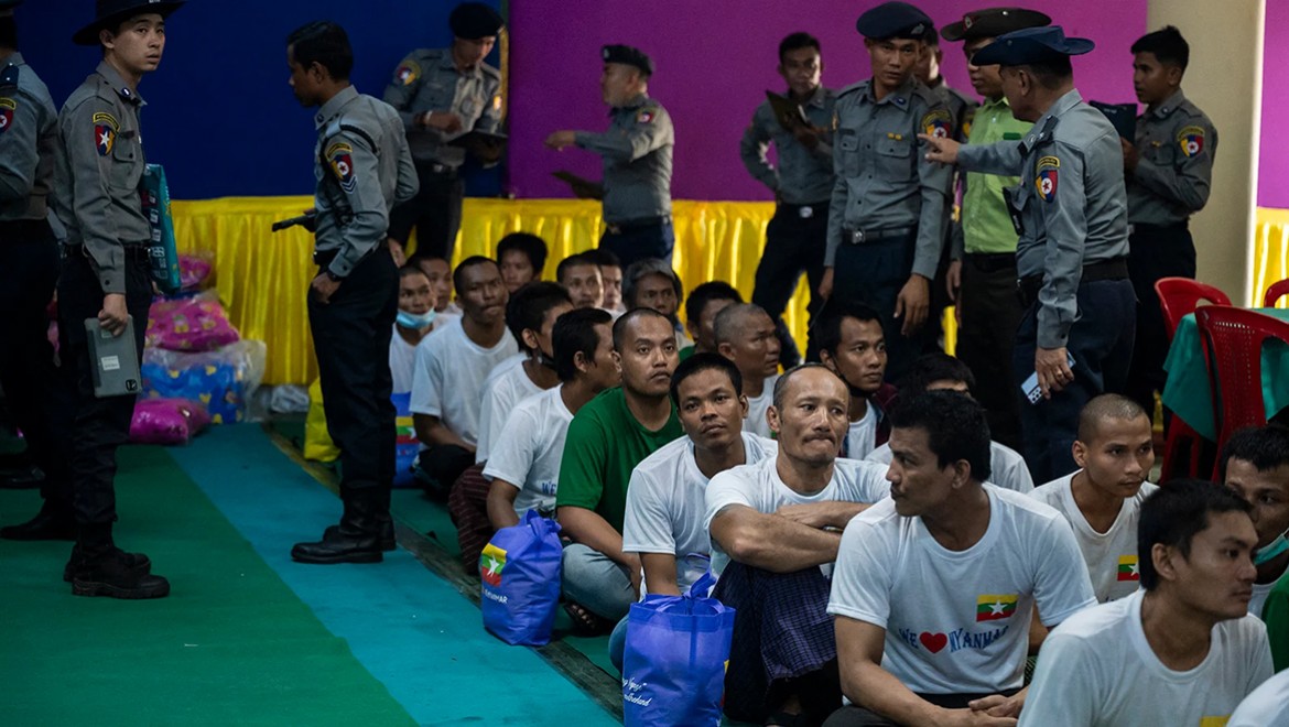 Malezya, 1.500'e yakın Myanmarlı'yı savaş ülkesine geri gönderdi