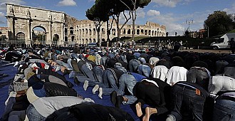 Roma'da toplu protesto namazı!..