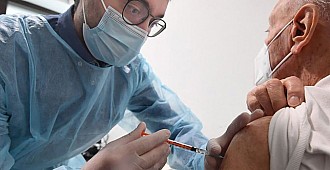 Aşı karşıtı bir kişi sahte kolla aşı…