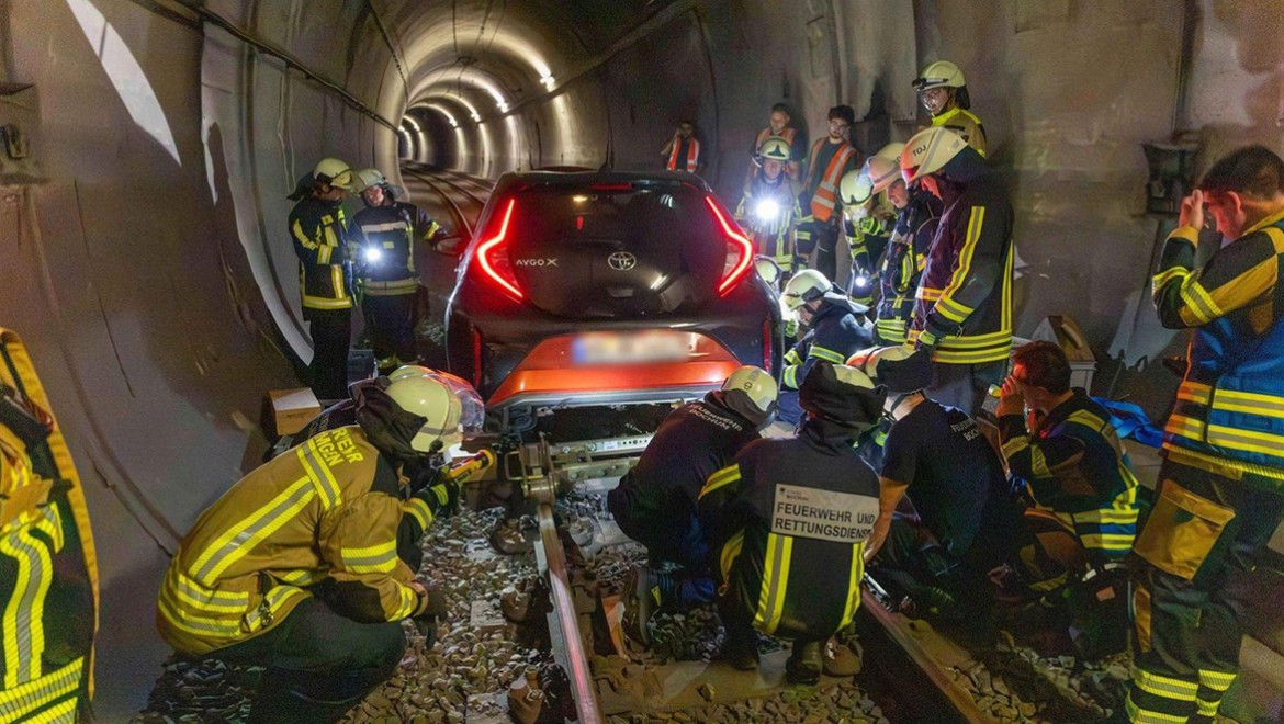 Kadın sürücü otomobiliyle metro tüneline girdi