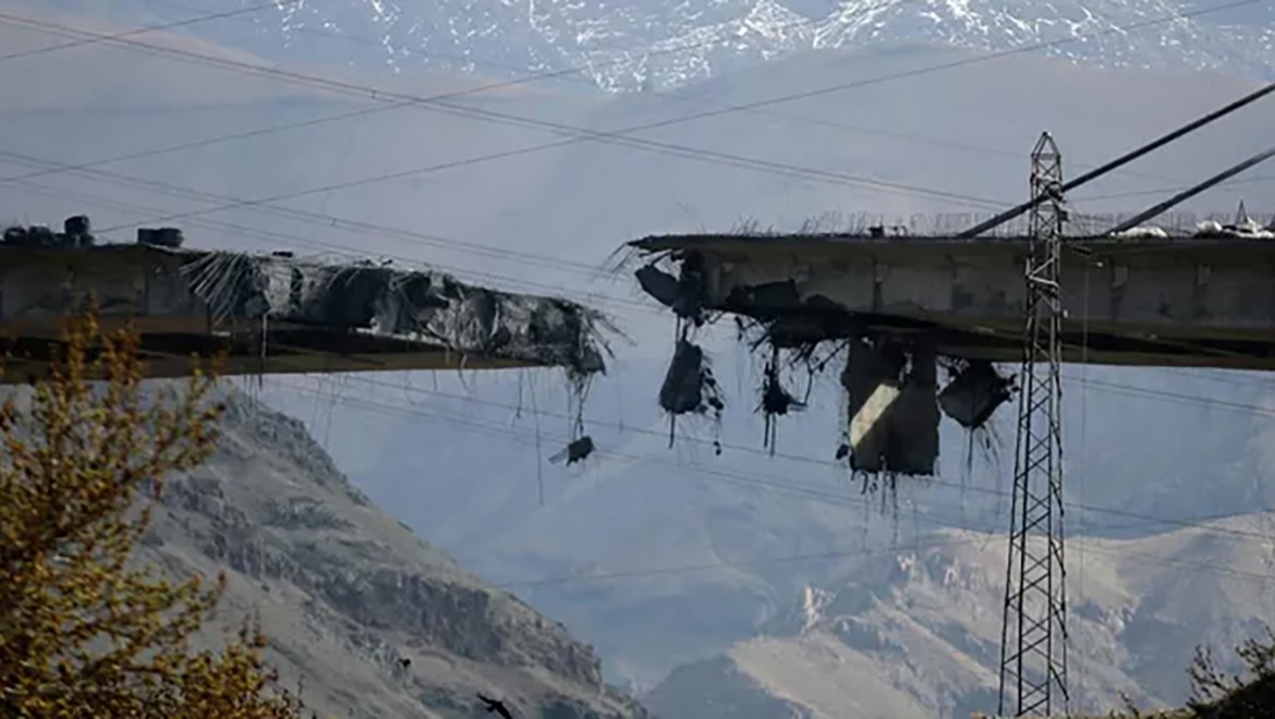 İran'ın köprüsü vuruldu