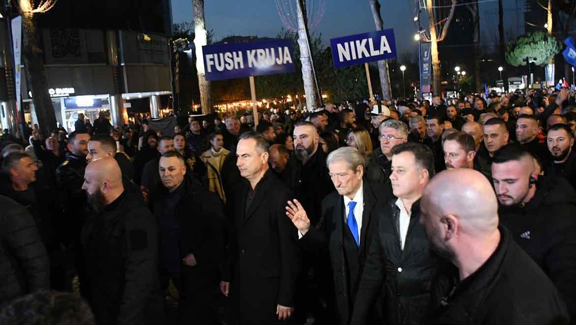 Arnavutluk'ta hükümet karşıtı gösteri düzenlendi