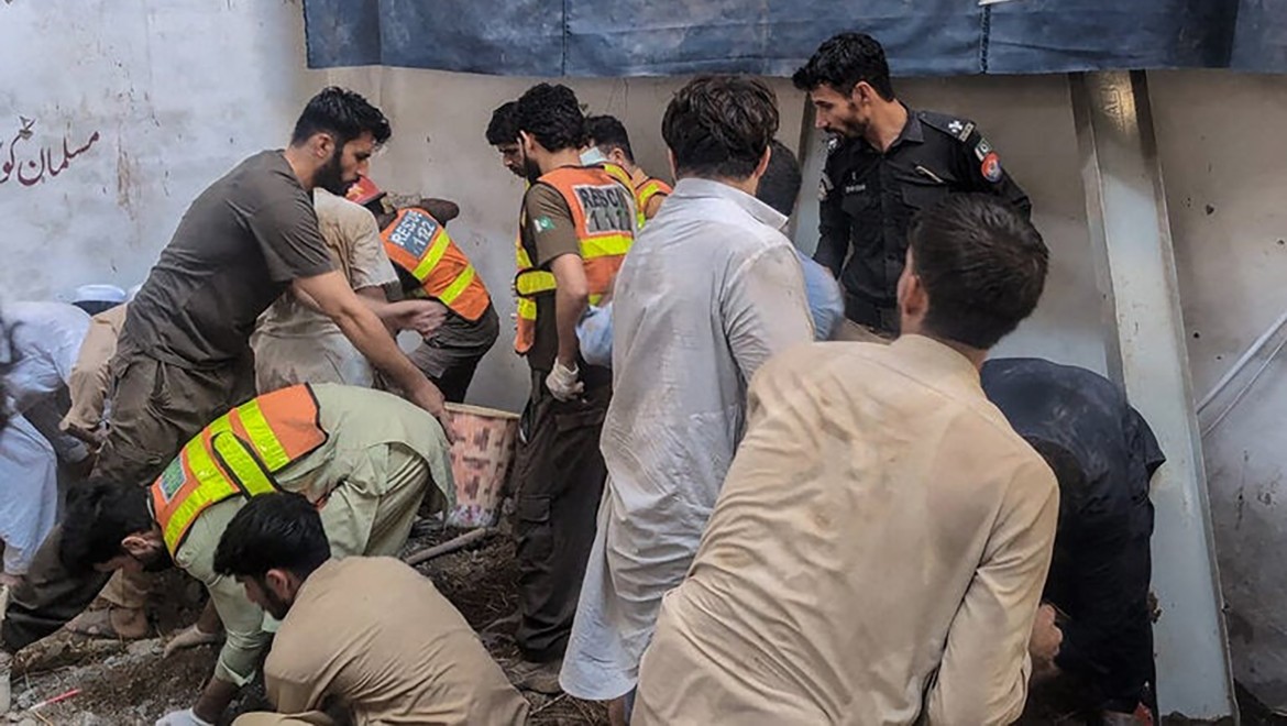 Pakistan'da okulun çatısı çöktü, 21 öğrenci hayatını kaybetti
