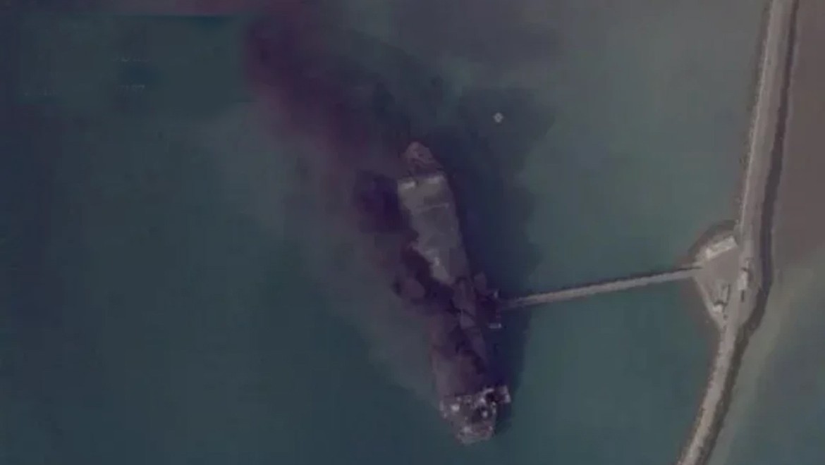 İran'a ait bir İHA gemisinin vurulduğunu açıklandı