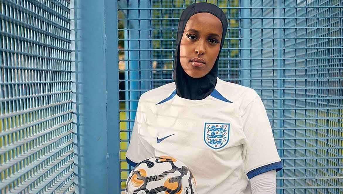 Müslüman kadın futbolcu maçlara uzun eşofmanla çıkacak