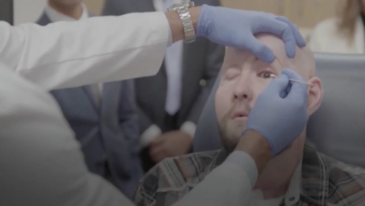 Dünyada ilk göz nakli yapılan hasta ilerleme kaydetti