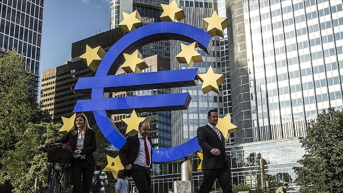ECB ekonomistleri büyüme beklentilerini düşürdü