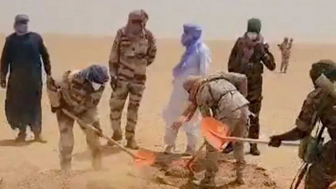 Sahra'da kamyon bozuldu, 50 kişi susuzluktan öldü