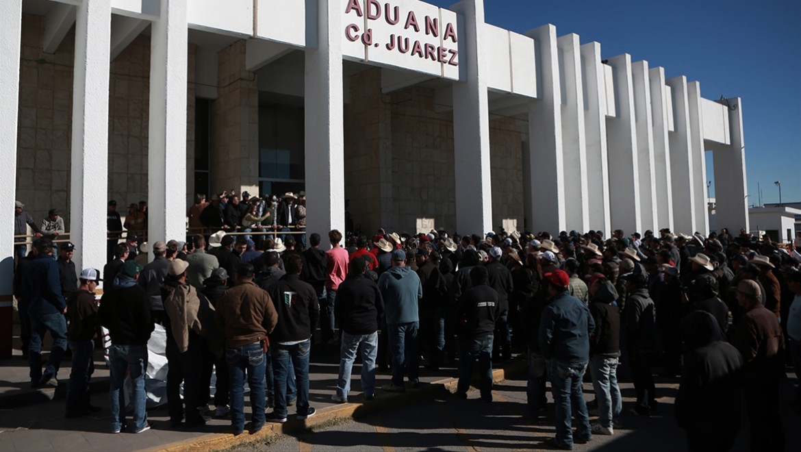 Meksika'da çiftçiler yolları kapadı