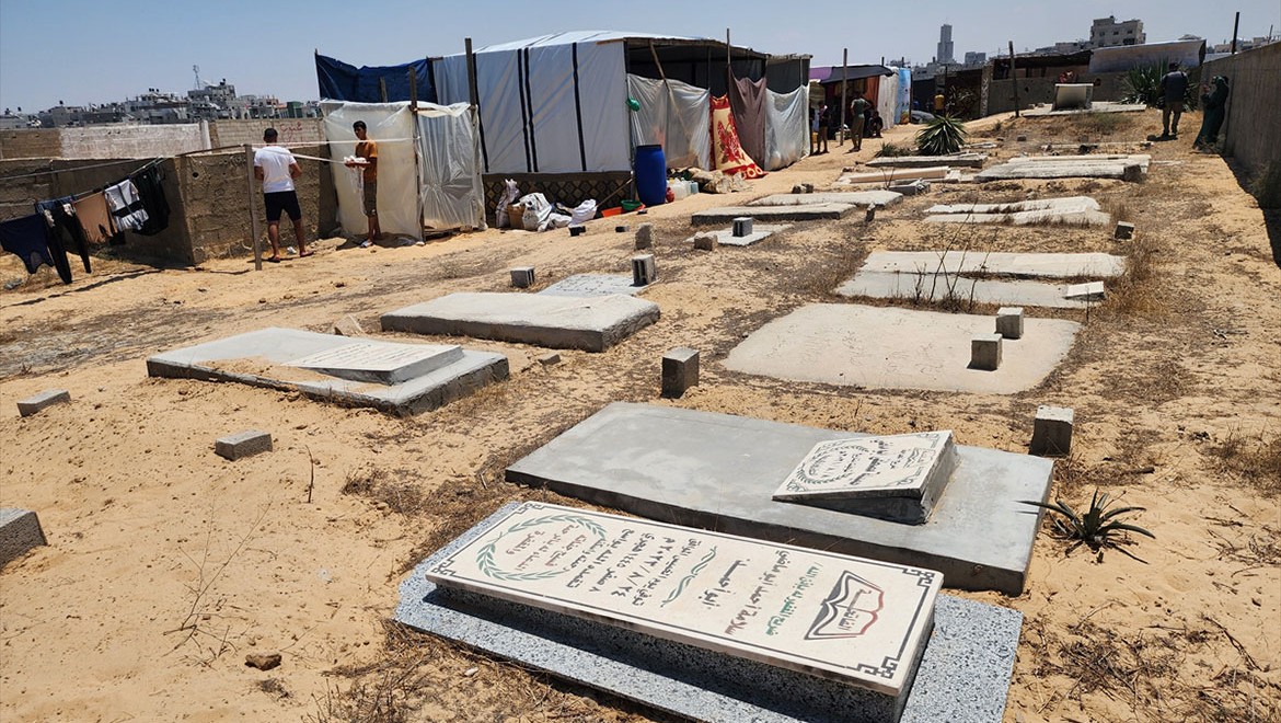 Gazzeli aileler yaşamlarını mezarlıkta sürdürüyor