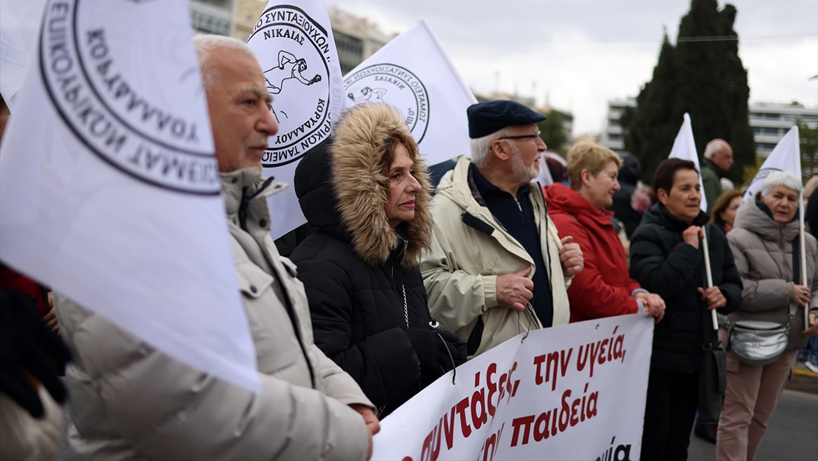 Atina'da emekliler zam isteğiyle protesto düzenledi
