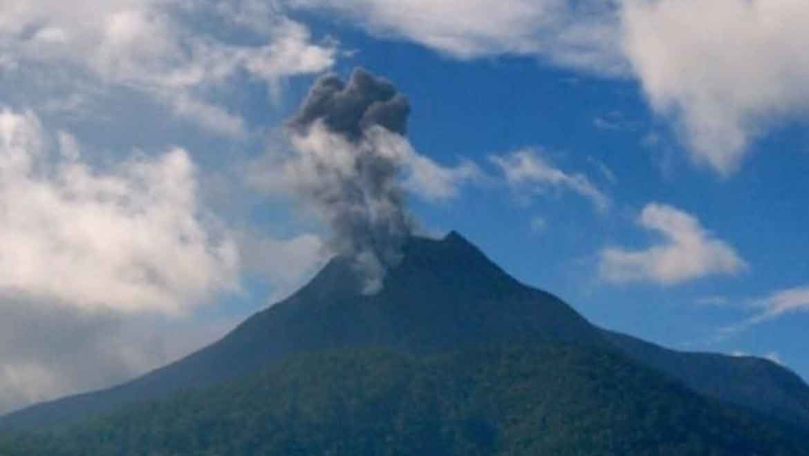 Endonezya'da yanardağ patlaması: 9 ölü