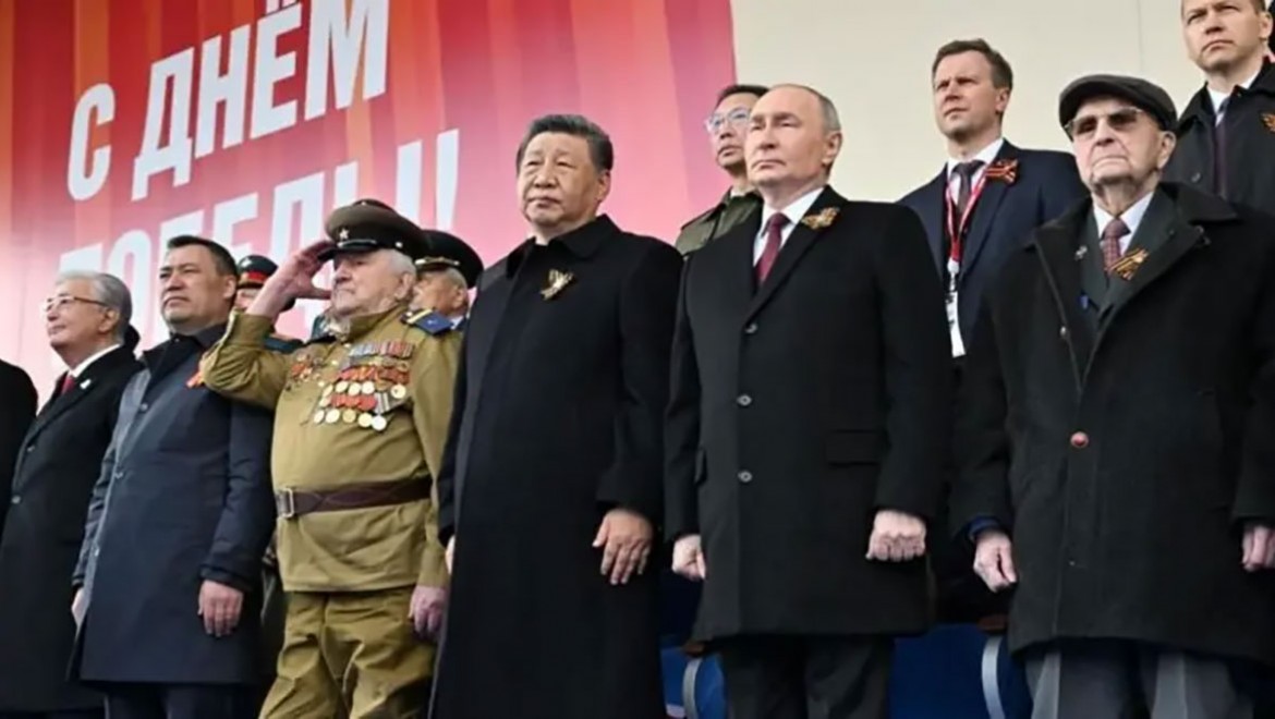 Zafer Günü'nde Şi, Putin'in yanında yer aldı