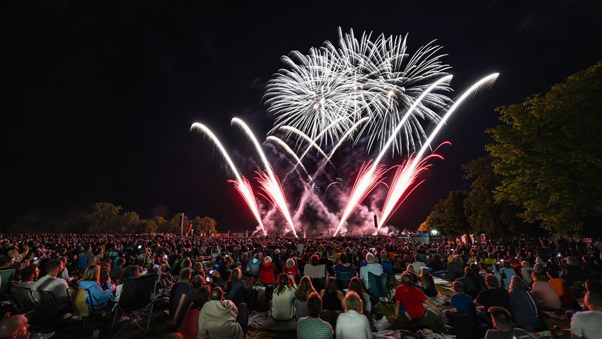 Havai fişekler gökleri aydınlattı