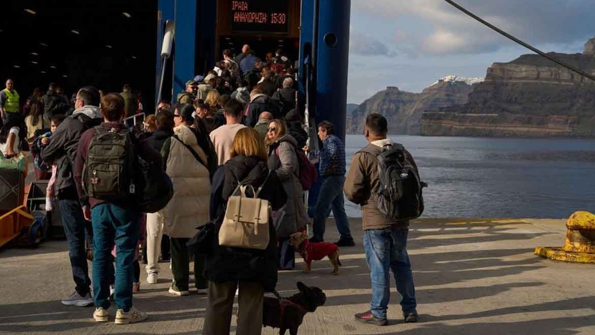 Ege sabaha kadar sallandı, Santorini'den kaçıyorlar!..
