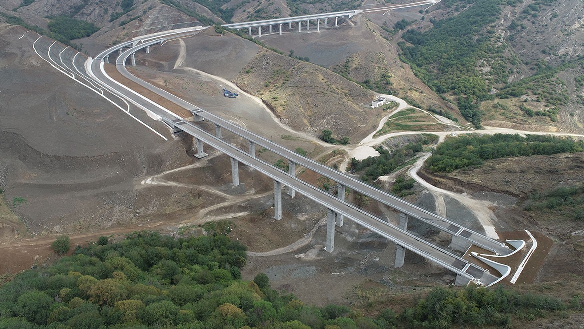 Karabağ'a üç stratejik projeyle katkı sağladı