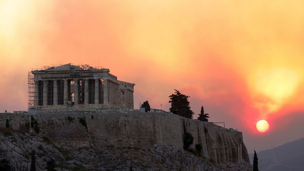 Yangının dumanları başkent Atina'ya ulaştı