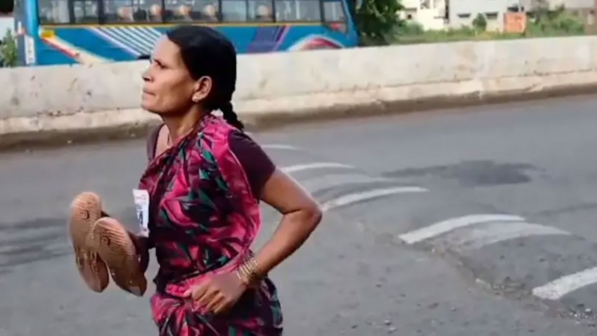 Hindistan'da kızının eğitimi için yalınayak koşan anneye ödül