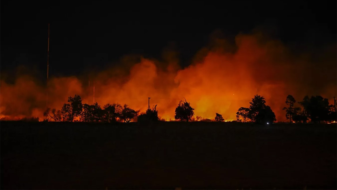 Londra'da büyük yangın, Heathrow'daki seferler iptal