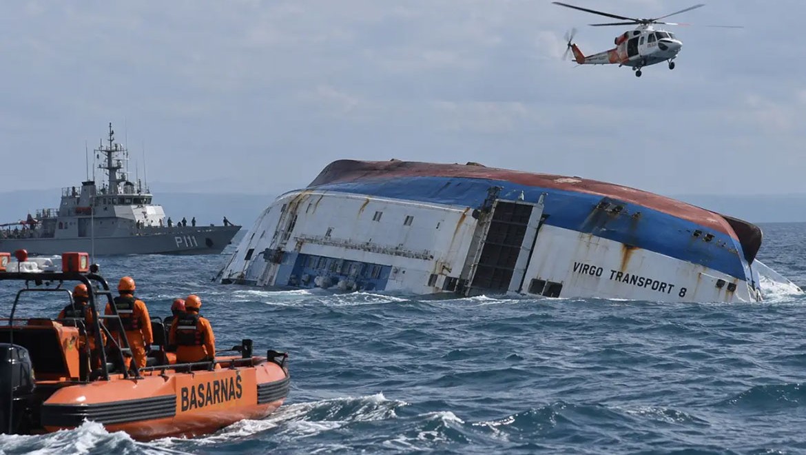 Endonezya'da feribot alabora oldu: Kayıp 129 kişi aranıyor