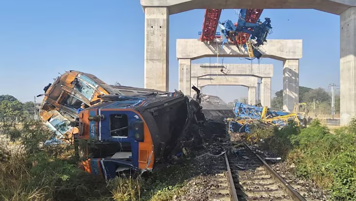Tayland'da trenin üzerine vinç devrildi: 22 ölü