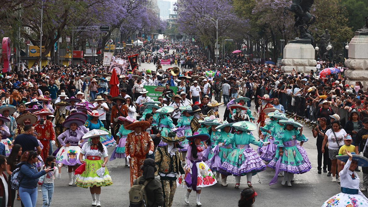Meksika karnavalında renkli görüntüler