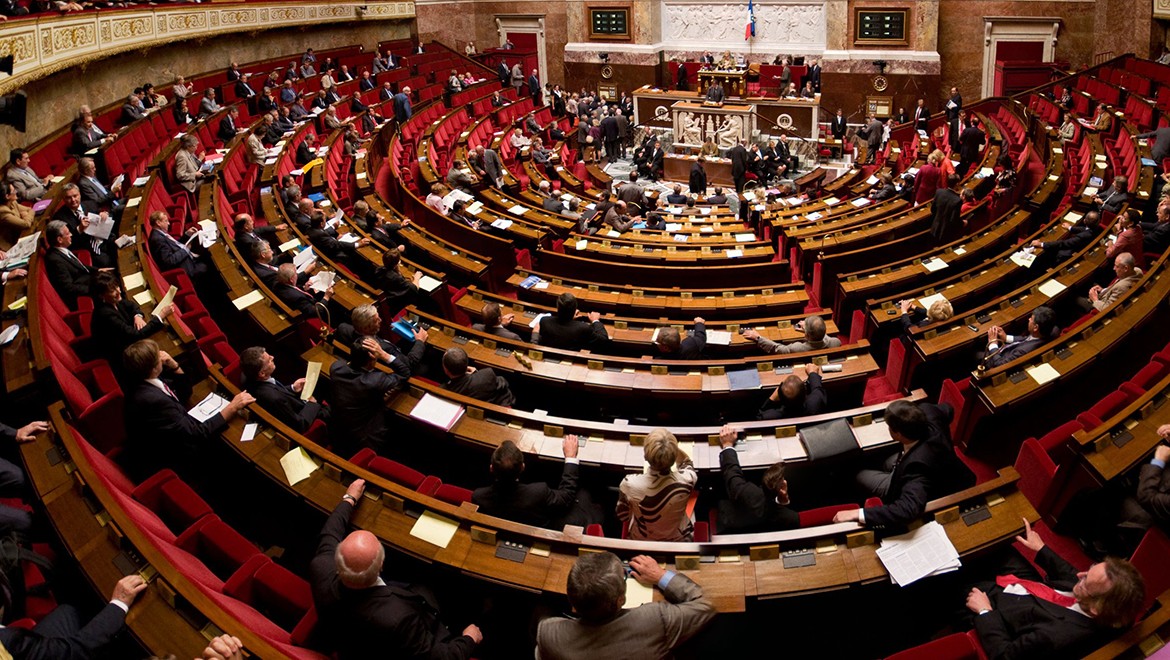 Fransa'da hükümete yönelik gensoru önergesi reddedildi