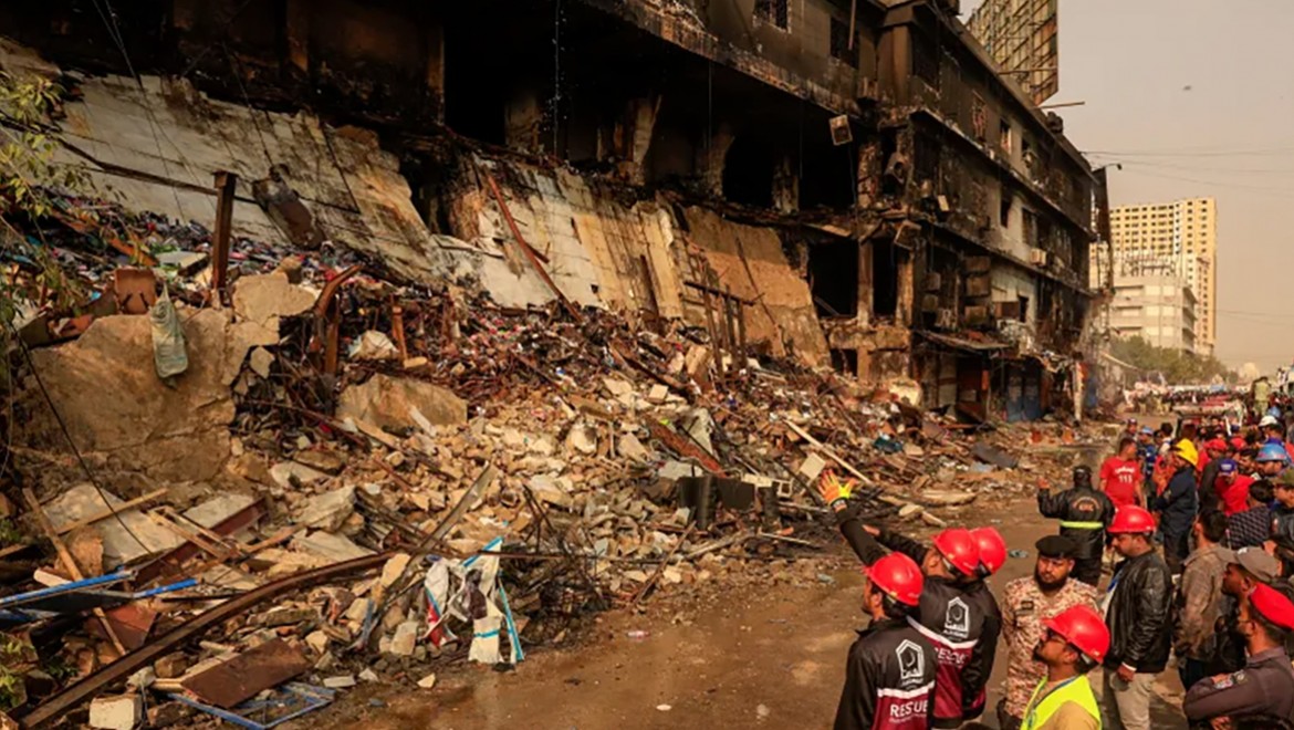 Pakistan'daki alışveriş merkezin yangınında ölü sayısı 60'a yükseldi