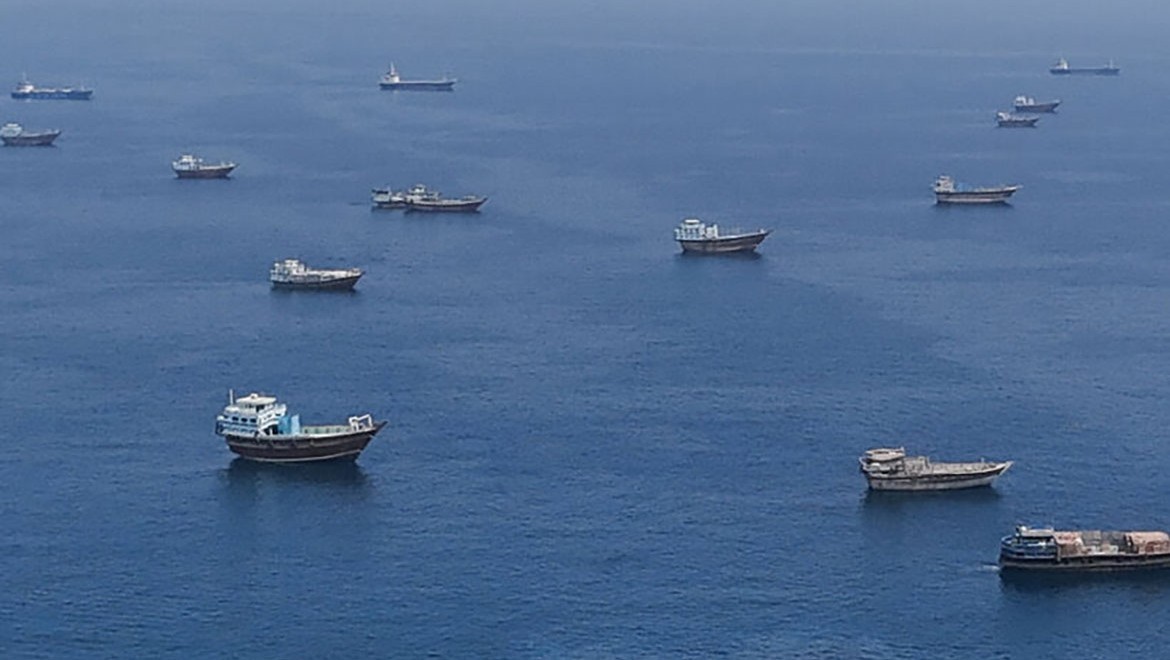 Hürmüz'de iki tanker birden vuruldu