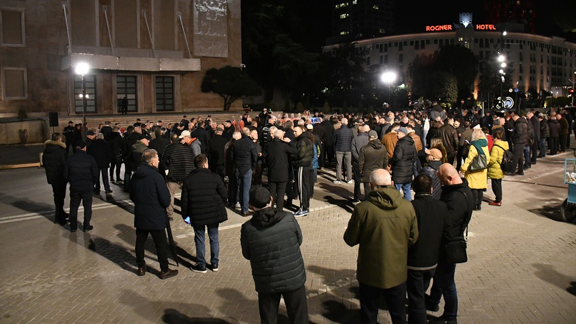 Arnavutluk'ta hükümet karşıtı gösteriler sürüyor