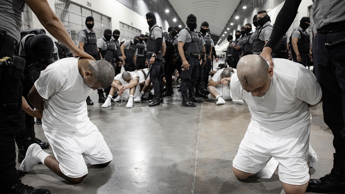 ABD'nin sınır dışı ettiği 261 çete üyesi El Salvador'a getirildi