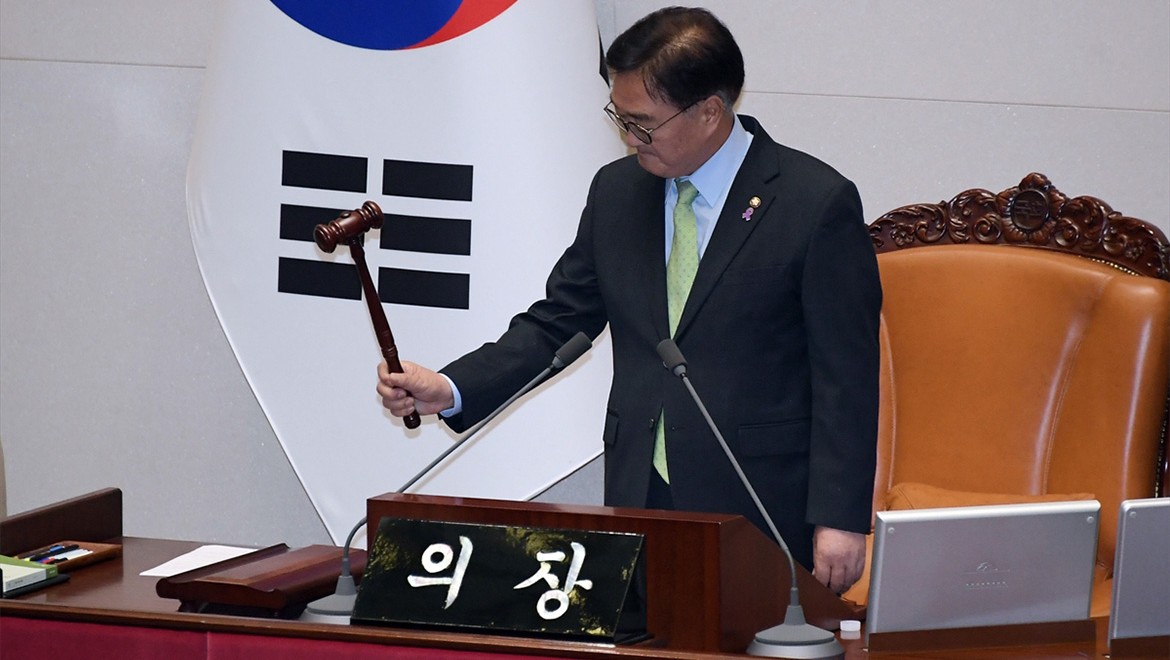 Başkan sıkıyönetim ilan etti meclis kaldırdı