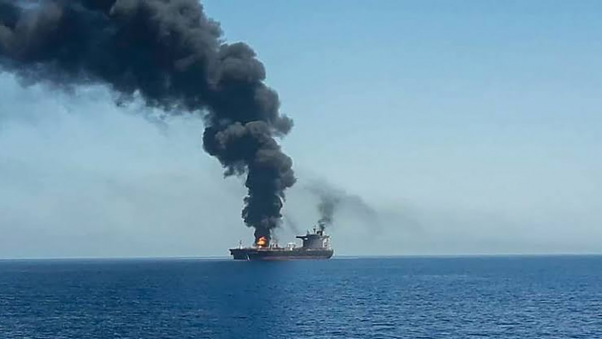 Umman açıklarında petrol tankeri vuruldu