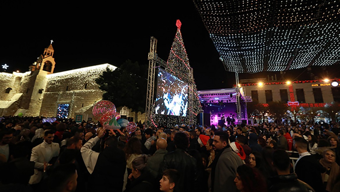 Beytüllahim'de Noel ağacı törenle aydınlatıldı