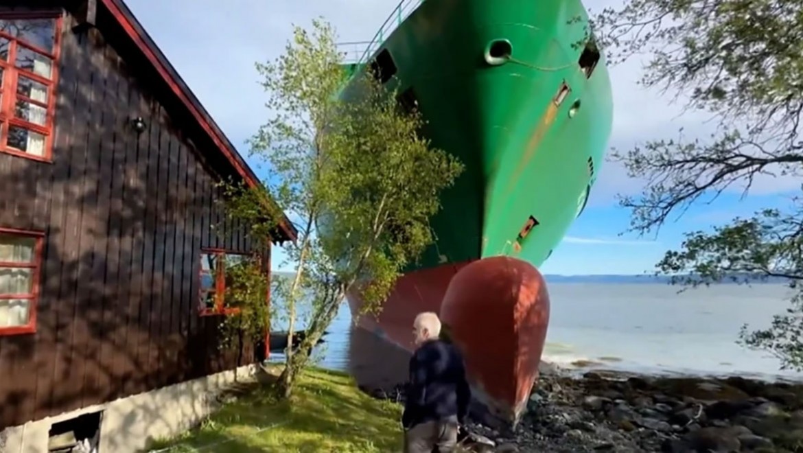 Uyandığında bahçesinde dev bir yük gemisi buldu