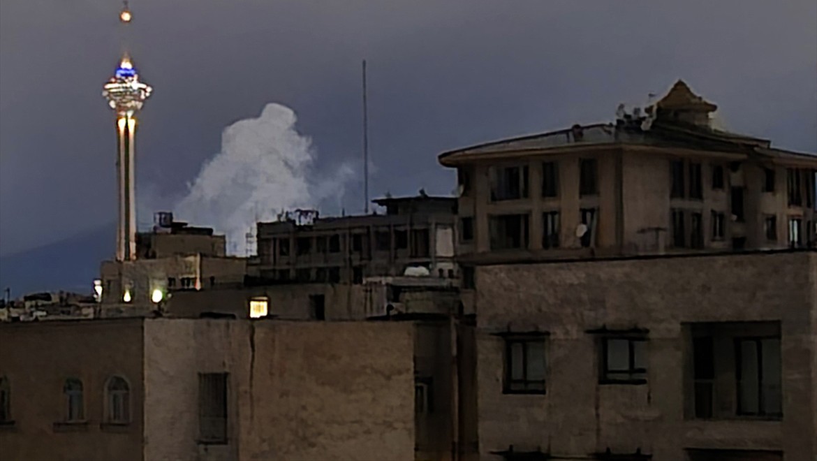 Tahran'da art arda patlamalar meydana geldi