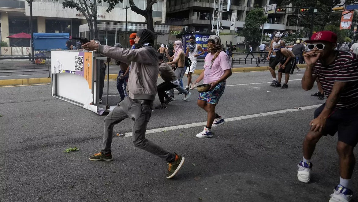 Venezuella'da hükümet karşıtları lastik ve çöpleri yakıyor