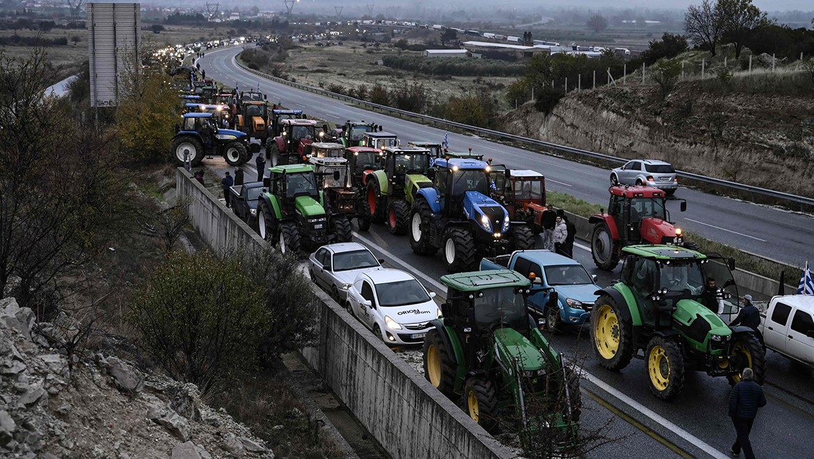 Yunanistan'daki çiftçi grevi Türkiye sınırında tır trafiğini felç etti