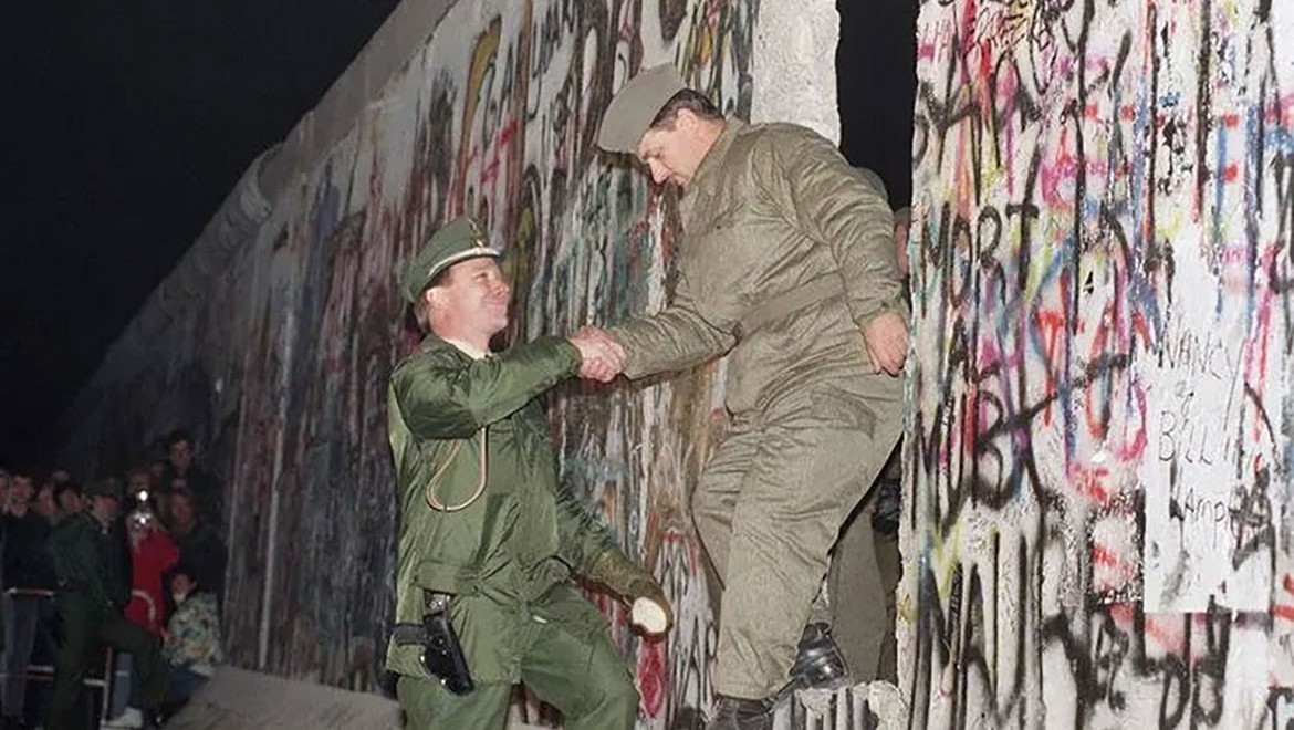 Birkaç saat içinde örüldü, kenti ikiye böldü