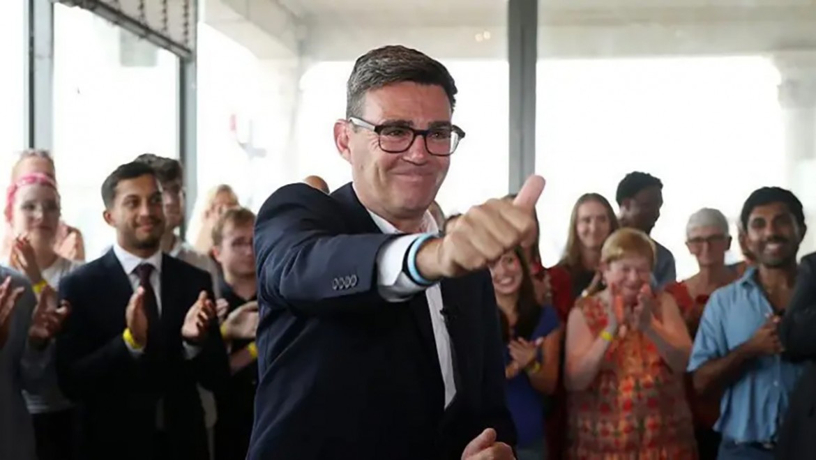Andy Burnham resmen İşçi Partisi lideri seçildi