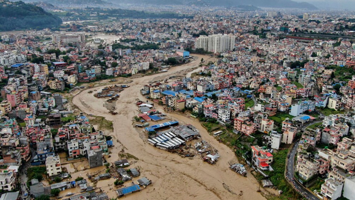 Nepal-Tibet sınırında sel felaketi büyüyor
