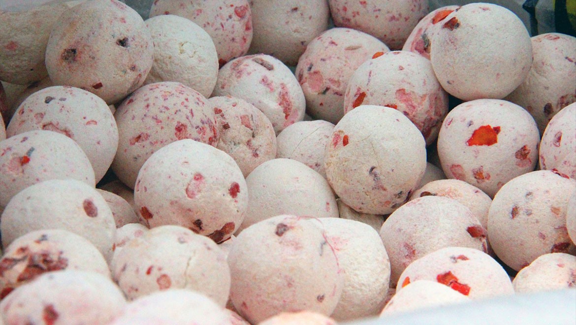 Kırgızistan'da popülerliği artan el yapımı yiyecek: Kurut