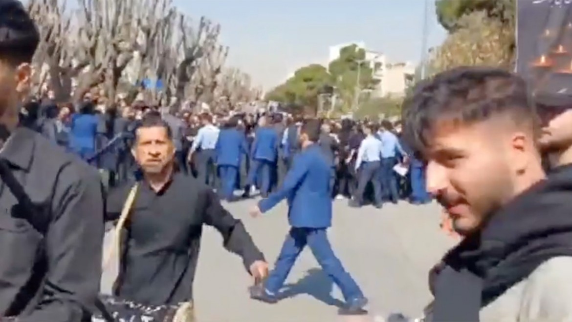 İran'da öğrenciler yeniden protestolara başladı