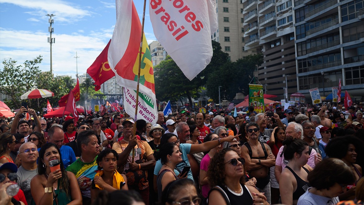 Bolsonaro'ya af tasarısı protesto edildi