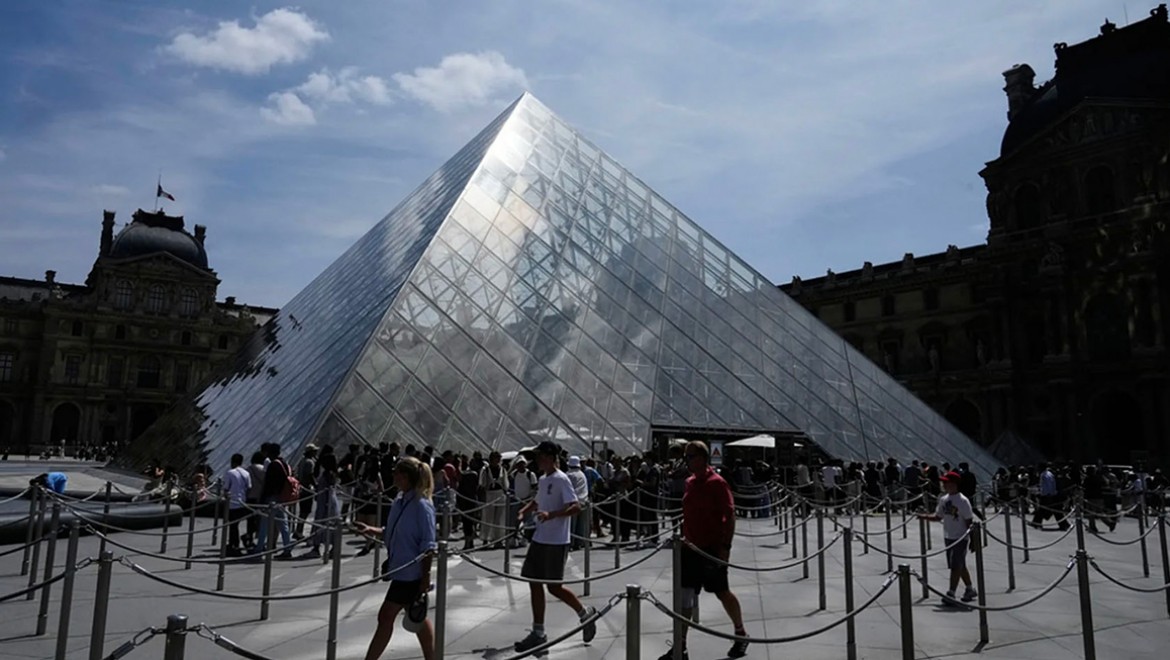Soygunun üzerinden bir yıl geçti: Louvre'un geleceği belirsiz